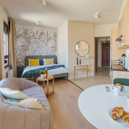 King's Haven Downtown With Balcony Apartament